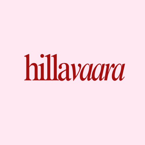 Hillavaaran logo vaaleanpunaisella taustalla ja punaisella tekstillä Hillavaara